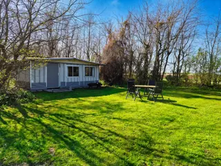 Ruime caravan met voortent op boerderijcamping