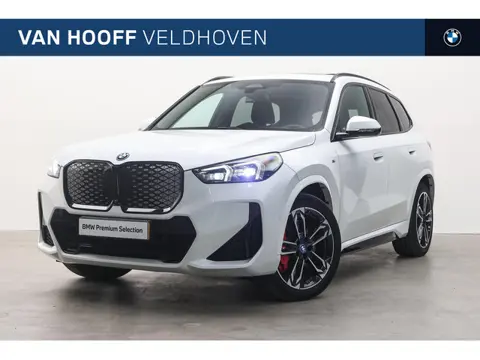 BMW iX1 eDrive20 High Executive M Sport / Trekhaak / Panoramadak / Sportstoelen / Comfort Access / A