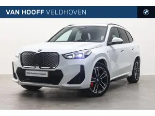 BMW iX1 eDrive20 High Executive M Sport / Trekhaak / Panoramadak / Sportstoelen / Comfort Access / A