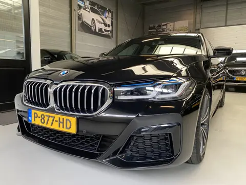 BMW 5 Serie 520i Edition Plus M pakket, Schuifdak, 19inch Sfeerverlichting