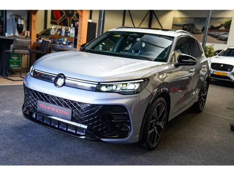 Volkswagen Tiguan 1.5 eTSI R-Line Edition | 360 camera | Massage | Stuurwiel Verwarming | IQ Light |