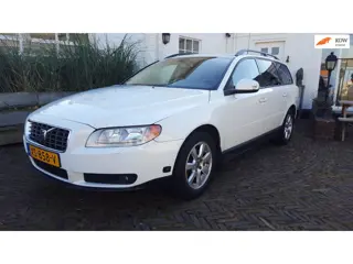Volvo V70 2.0 Kinetic Automaat, schitterend mooie , frisse auto met maar 236808 km. Recent grote beu