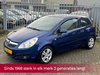 Opel Corsa 1.4-16V Enjoy 90PK! NL AUTO NAP! Airco l MTF-stuur l PDC l AUX l LMV! NIEUWE APK!