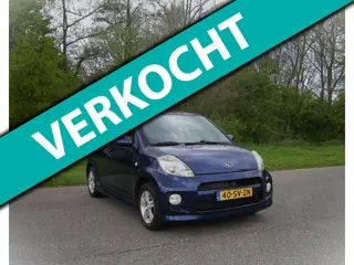 Daihatsu Sirion 2 1.3-16V Comfort . AUTOMAAT . Airco . site kirts . Achter spoiler Trekhaak . LMV . 