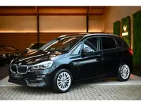 BMW 2-serie Active Tourer 220i - Leer - Keyless Entry - Stuurverwarming - Panoramadak - Trekhaak -