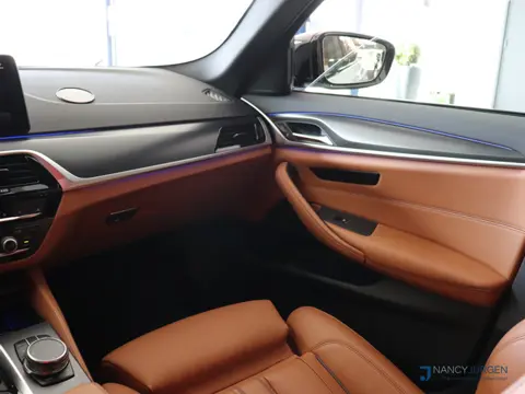 BMW 5 Serie Touring 530i xDrive | M-Sport | Pano | Luchtvering | 4 Wiel Besturing | Leer | Ambiente 