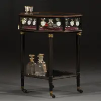 Unieke horloge- of vitrinetafel deurtjes en lijstwerk in brons op een gedraaid onderstel