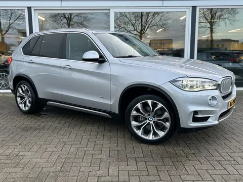 BMW X5 xDrive40e 50% deal 11.975,- ACTIE Elek. Trekhaak / Camera / Head-up / Sportstoelen / Memory /