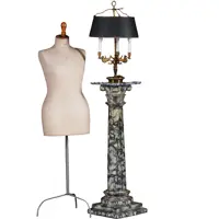 Markante houten zuil groen-wit geaderd op zwarte ondergrond ca 1900