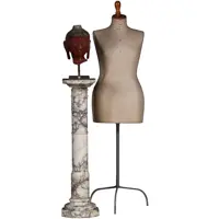 Antieke geaderde wit marmeren zuil in een fijne oude kleur