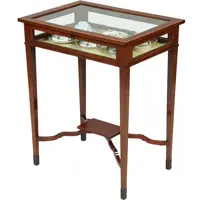 Vitrinetafeltje met ingelegde hulsthouten biezen langs boven- en onderblad