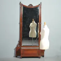 Reusachtige staande halspiegel met jardinière dé blikvanger in een grote hal