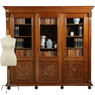 Boekenkast of Bibliotheekkast met drie schuifdeuren en verstelbare planken