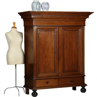 Kleine pastoorskast in warme kleur eikenhout ca 1700