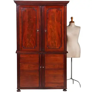 Victoriaanse Vierdeurs-kast met schijn-ladenfronten in de onderzijde