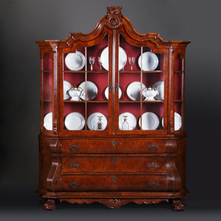 Grote noten met wortelnoten porseleinkast  ca 1870 Willem III tijd