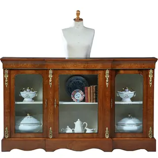 Credenza vitrine met 3 beglaasde deuren ca 1870 notenhouten fraaie nerf