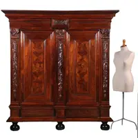 Majestieuze en zeer verfijnde rankenkast ca 1800