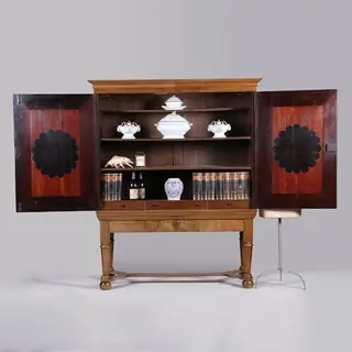 Blond Kruisvoetkabinet ca 1690 op foedraalpoten met geometrische bloemmotieven verrassende pendanten