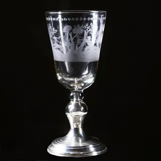 18e eeuwse gelegenheidsglas of bokaal met jachttafereel rond een kasteel op 19e eeuwse zilveren voet