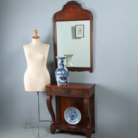 Strakke halspiegel ca 1920 met bloemmahonie kroonstuk gewelfde onderrand