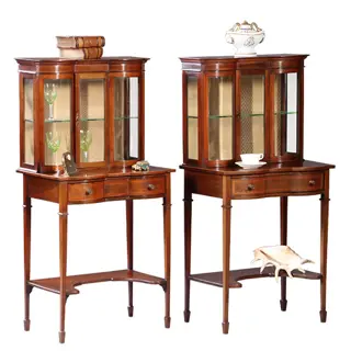 Stel van 2 kleine identieke vitrines ca 1900 Engeland