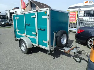 Saris gesloten aanhanger zonder documenten