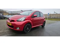 Toyota Aygo 1.0-12V Aspiration Red Navigator. LEES VERDER...