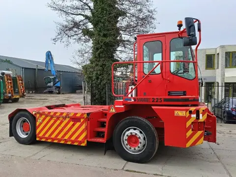 MOL yme225/4x2 terminal trekker full electric 80 ton