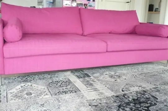 Fuchsia roze design bank Zweedse merk Bellus