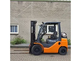 TOYOTA 8 FG 25 Lpg heftruck TRIPLO (BJ 2018) 4 ventielen