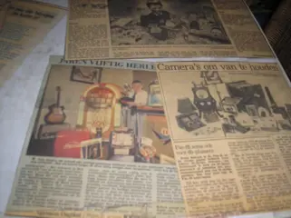 Verzamelen, uniek, groot behangboek vol krantenknipsels