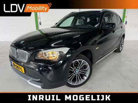 BMW X1 XDRIVE28I EXECUTIVE / 6-cilinder / Camera / Afneembare trekhaak / 18 inch / Automaat / Boekjes en documenten aanwezig.