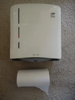 Handdoekautomaat met 2 rollen. Merk Hagleitner.