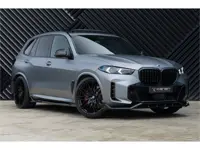 BMW X5 xDrive50e LCI M-Sport Pro ACC Skylounge M Seats Alcantara Hemel Massage Stoelvent. Achterasbe