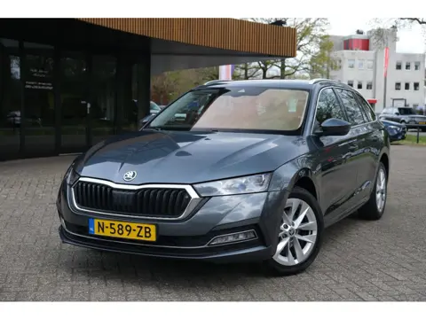 Skoda Octavia Combi 1.0 e-TSI Ambition|ACC|Camera|Stoelverwarming|Lane|Keyless