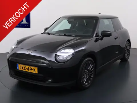 Mini Mini Cooper E Essential XS 40.7 kWh | NIEUWE AUTO | HEAD-UP DISPLAY | CAMERA | STOELVERWARMING 