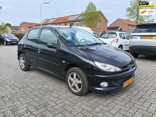 Peugeot 206 1.4 Forever 5 Deurs met Airco en nieuwe Apk