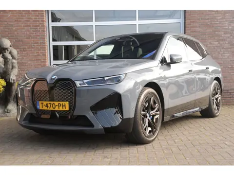 BMW IX M60 High Executive 112 kWh | B&W Diamond | Trekhaak | Service Incl. 2029 | Storm Bay