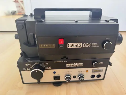 Filmprojector super 8 met scherm statief en accessoires