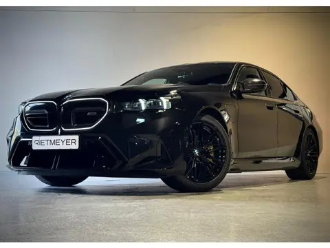 BMW 5-serie M5 |Keramisch |Carbon Pakket |Stoelventilatie |Iconic glow |Bowers & Wilkins |360°