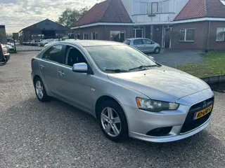 Mitsubishi Lancer Sportback 1.5 Edition One met schade