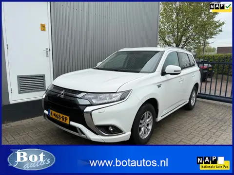 Mitsubishi Outlander 2.4 PHEV Pure / 1E EIGENAAR / APPLE CAR PLAY / STOELVERWARMING / CRUISE / ECC /