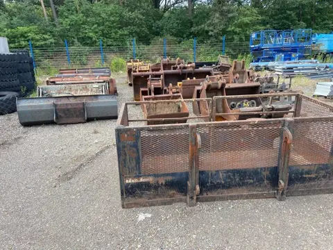 Diversen Large selection of used buckets and attachements!!