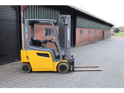 Jungheinrich EFG318k heftruck elektrische freelift triplex sideshift