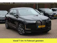 BMW iX xDrive50 High Executive 112 kWh / SOH 97,2% / Trekhaak / Panoramadak / Camera / Leder / 22'' 