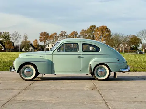 Volvo PV 444 Charmante pistache klassieker met whitewalls