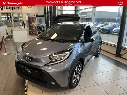 Toyota Aygo X 1.0 VVT-i MT Pulse Nieuw |  Celestite Grey/zwart dak  en Pure white/ zwart dak | Direc