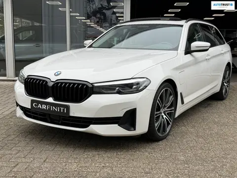 BMW 5-serie Touring 530e xDrive Executive / Navi / Climate / Camera / Panormadak / Leder / 20"breeds