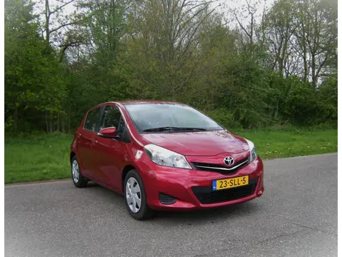 Toyota Yaris 1.0 VVT-i Aspiration . 5 Drs . Airco . Achteruitrij Camera . Media. enz